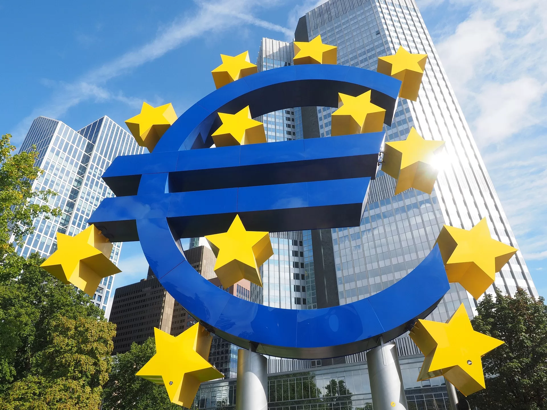 Perché la Bce sta alzando i tassi e che cosa rischia il debito pubblico italiano